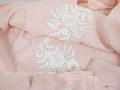 Parure de table en tissu rose comprenant...