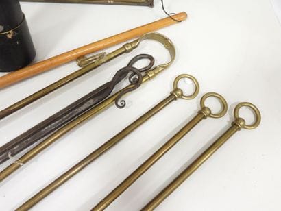 Nécessaires de cheminée en laiton et fer...