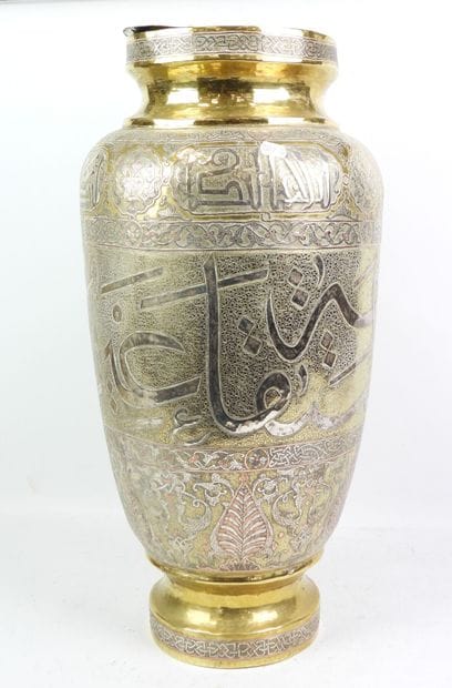SYRIE - Grand vase en laiton à décor d'inscriptions...