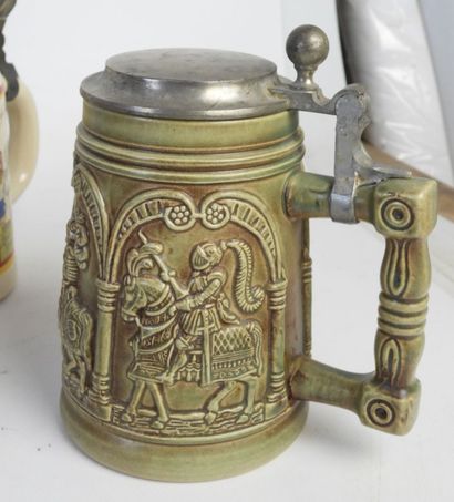 21 CHOPES A BIERE en verre, grès émaillé...