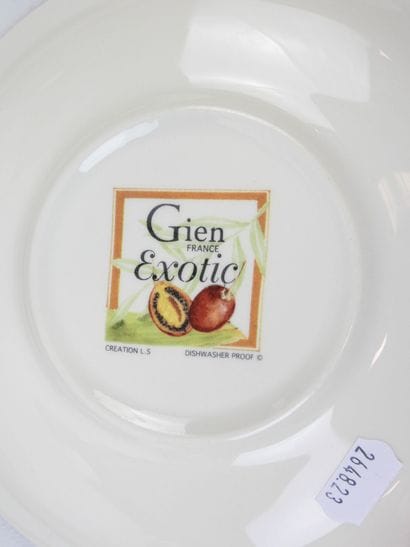 LOT DE VAISSELLE comprenant vingt-trois assiettes...