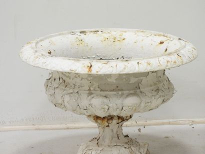 PAIRE DE VASES MEDICIS en fonte laquée blanche....