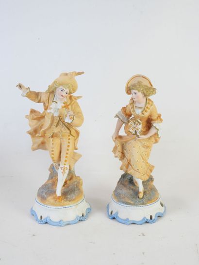 PAIRE DE STATUES représentant un couple d'élégants...