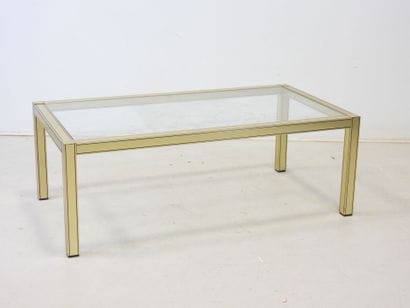 TABLE BASSE en résine dorée de forme rectangulaire...