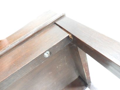 Paire de petites tables d'appoint en acajou...