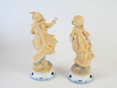 PAIRE DE STATUES représentant un couple d'élégants...