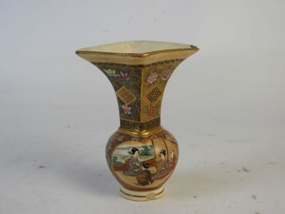 JAPON : Petit vase à col quadrangulaire en...