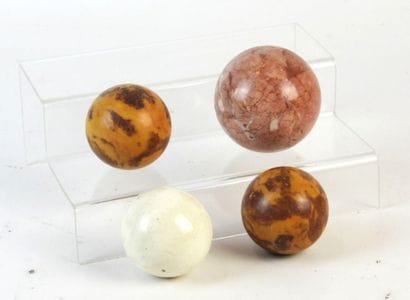 QUATRE BOULES en pierre dure. Diam. :