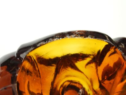 Ensemble comprenant trois pichets en verre...