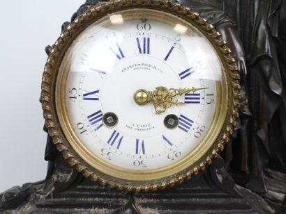 Pendule en bronze, le cadran circulaire émaillé...
