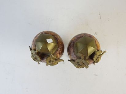 GARNITURE DE CHEMINEE en marbre violet, bronze...
