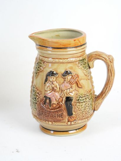 10 VERSEUSES en faïence et porcelaine polychrome...