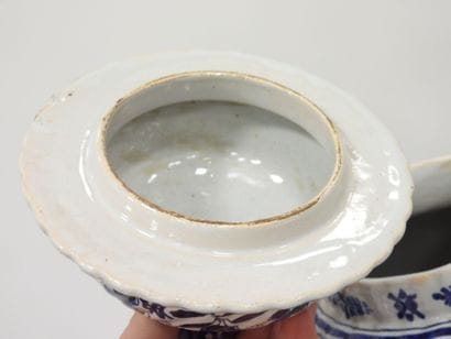 DELFT - Pot couvert en faïence à décor en...