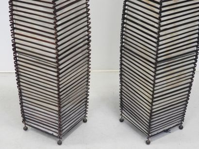 PAIRE DE LAMPADAIRES en lames de bambou et...