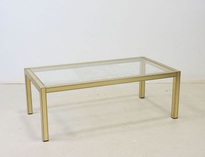 TABLE BASSE en résine dorée de forme rectangulaire...