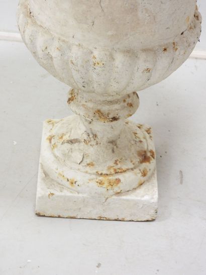 PAIRE DE VASES MEDICIS en fonte laquée blanche....