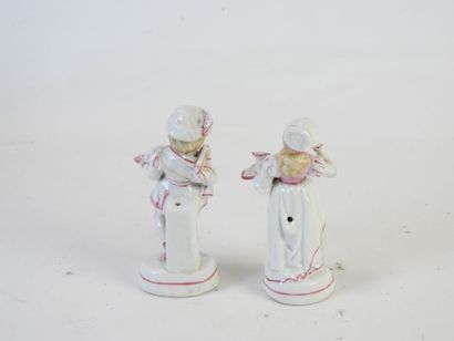 PAIRE DE STATUES représentant un couple d'élégants...