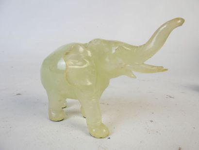 CHINE : Éléphant en jade sur socle en bois....