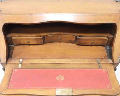 BUREAU DE PENTE en bois naturel à décor sculpté...