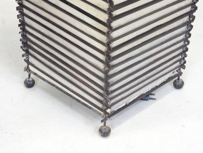 PAIRE DE LAMPADAIRES en lames de bambou et...