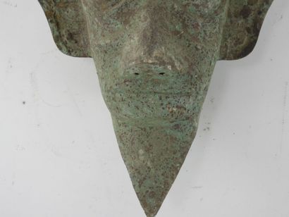 CHINE. Tête zoomorphe en métal. H. : 35 cm....