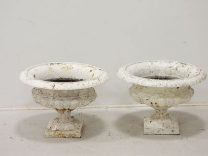 PAIRE DE VASES MEDICIS en fonte laquée blanche....