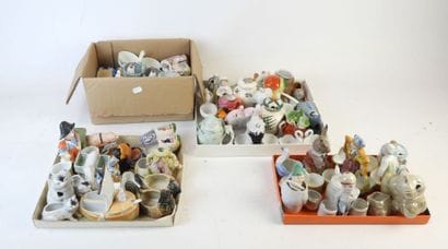4 CARTONS DE SALIERES ET POIVRIERES en faïence,...
