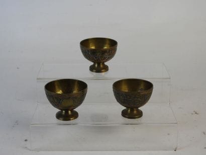 CHINE : 3 petits bols en bronze à décor de...