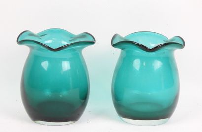 Paire de vases en verre vert bleu à col juponné....