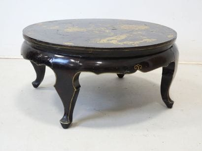 CHINE. Table basse circulaire en bois laqué...