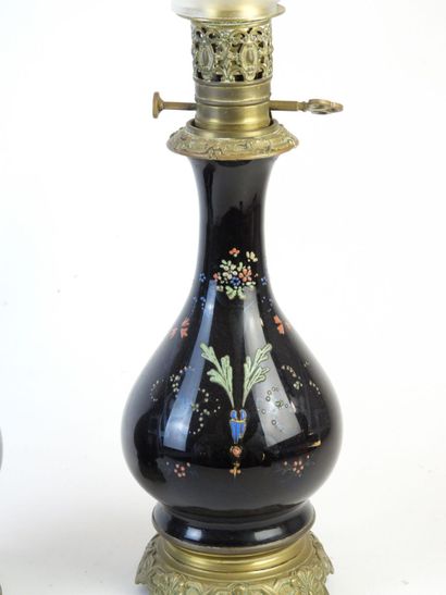 Paire de lampes à pétrole en verre peint...