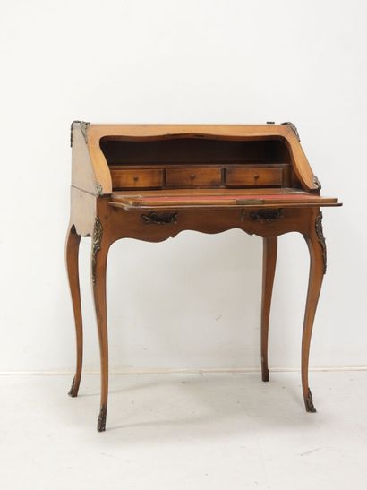 BUREAU DE PENTE en bois naturel à décor sculpté...