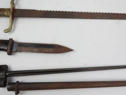 Trois baïonnettes dont une baïonnette allemande...