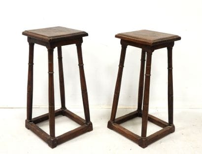 Paire de tabourets de Chantre en chêne mouluré,...