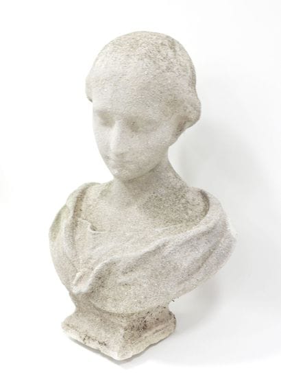 Buste de femme en pierre reconstituée. H.:...
