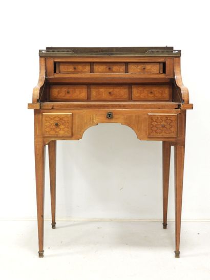 Bureau de pente en bois et placage à décor...