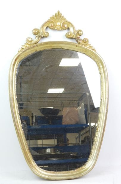 Miroir en bois argenté, fronton à décor de...