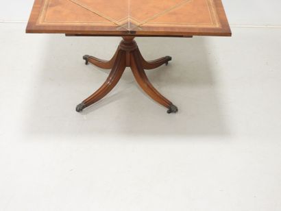 Table à jeu dite mouchoir en bois ouvrant...