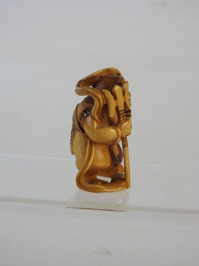 CHINE : Netsuke personnage en résine ? signé...