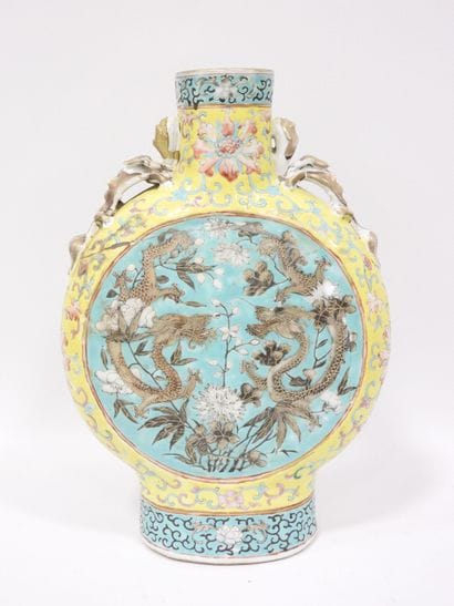 CHINE - Vase gourde en porcelaine à décor...