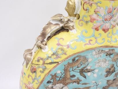 CHINE - Vase gourde en porcelaine à décor...