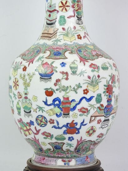 CHINE : Vase balustre en porcelaine polychrome...