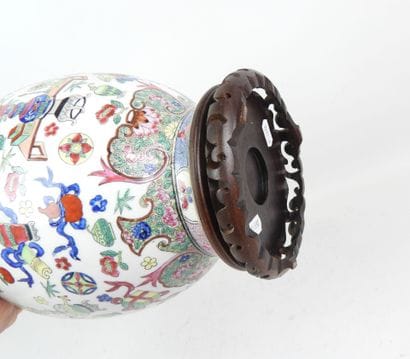 CHINE : Vase balustre en porcelaine polychrome...