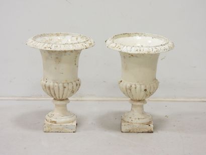 PAIRE DE VASES MEDICIS en fonte laquée blanche....