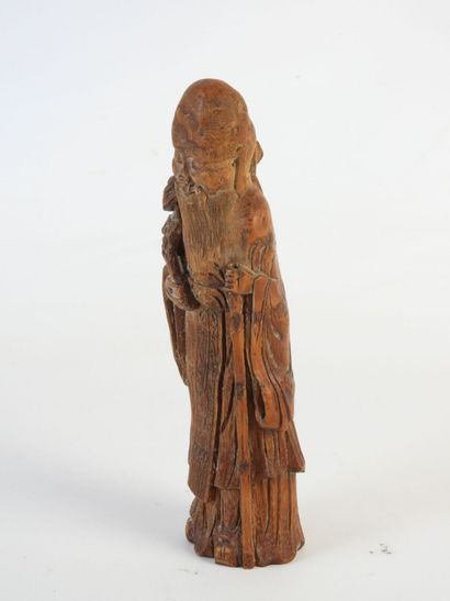 CHINE : Sage sculpté en bois. H. : 23 cm....