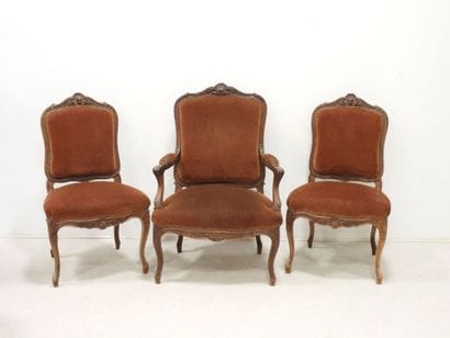 Fauteuil et paire de chaises de style Louis...