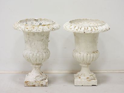 PAIRE DE VASES MEDICIS en fonte laquée blanche....