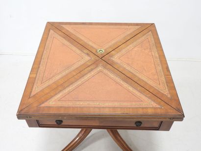 Table à jeu dite mouchoir en bois ouvrant...