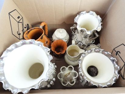 LANGEAIS : 2 cartons de faïence beige, orange...