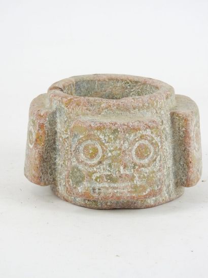 CHINA. Hardstone bowl decorated with carved...